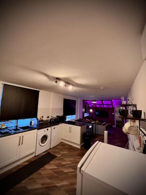Stunning Two Bed City Centre Apartment Лидс Экстерьер фото