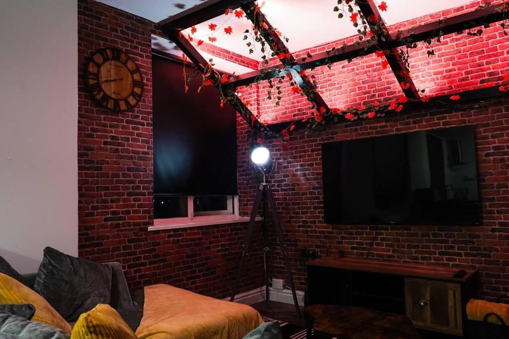 Stunning Two Bed City Centre Apartment Лидс Экстерьер фото