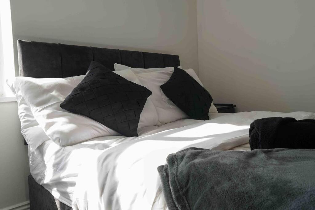 Stunning Two Bed City Centre Apartment Лидс Экстерьер фото